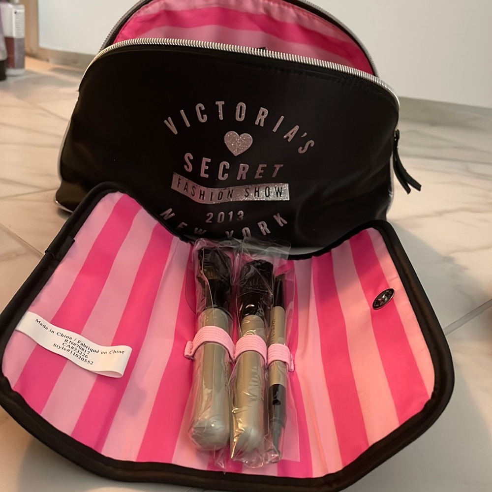 NEW Victoria’s Secret make up brush set and travel bag